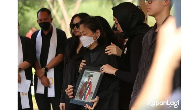 Ikut Gotong Peti Jenazah, Ini 6 Momen Angelina Sondakh di Pemakaman Sang Ayah