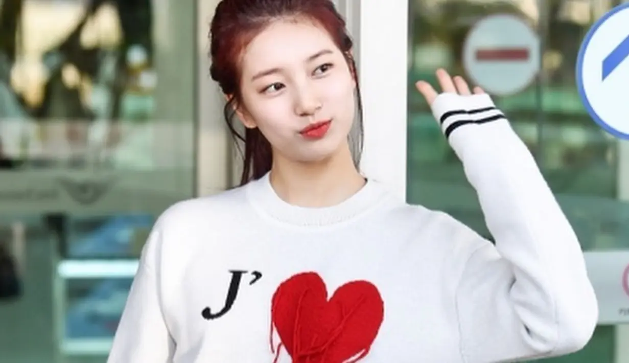 Jadi aktris terkenal, tak heran jika Bae Suzy sering mengubah penampilannya terutama gaya rambut. Tuntutan peran, ia pernah memotong pendek rambutnya hingga mewarnainya. Seperti penampilannya dengan gaya rambut warna red-wine ini. (Liputan6.com/IG/@ skuukzky)