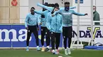 Gelandang Villarreal Samuel Chukwueze (depan) dan timnya mengambil bagian dalam sesi latihan di Ciudad deportiva Villarreal di Vila-Real, Selasa (15/3/2022). Villarreal akan berhadapan dengan Juventus dalam leg kedua babak 16 besar Liga Champions pada hari Rabu, 16 Maret 2022. (JOSE JORDAN/STR/AFP)