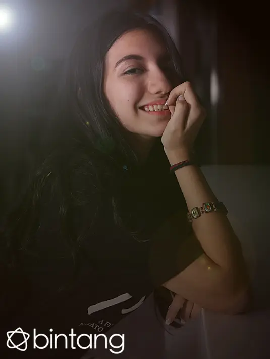 Cassandra Lee merupakan bintang muda yang kini tengah melambung namanya. Selain akting, dara keturunan Inggris ini juga pernah menjadi model iklan beberapa produk. Cassie juga pandai bernyanyi. (Nurwahyunan/Bintang.com)