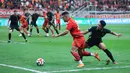 Pemain Persija Jakarta, Alaaeddine Ajaraie, berusaha melewati pemain Borneo FC Samarinda, Alfarezzi Buffon, dalam laga pekan ke-24 BRI Super League di Jakarta International Stadium (JIS), Selasa (3/3/2026). (Bola.com/M Iqbal Ichsan)