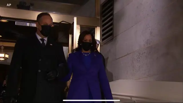 Kamala Harris dan suami, Douglas Emhoff bersiap masuk ke area pelantikan dan penambilan sumpah jabatan di Gedung Capitol Hill, AS.