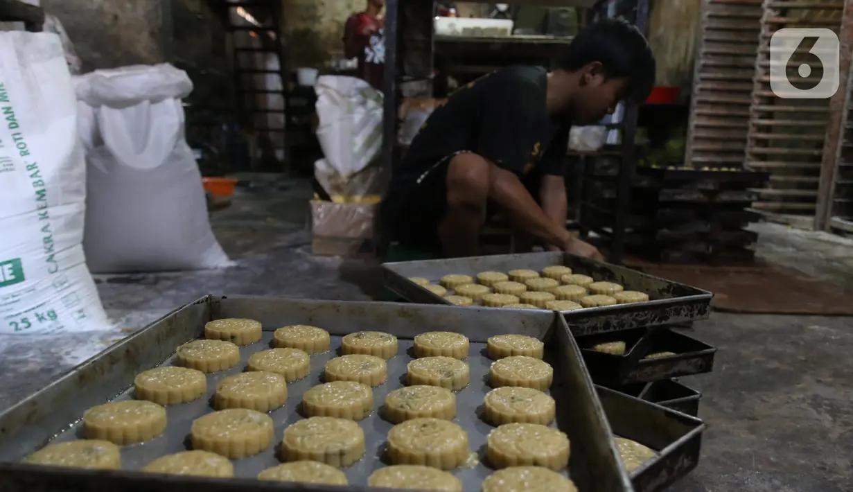 Pekerja menyelesaikan pembuatan kue kering di Jakarta, Rabu (30/9/2020). Kemenkop UKM menyatakan realisasi penyaluran bantuan presiden (Banpres) produktif untuk UMKM senilai 2,4 juta/UKM hingga 21 September 2020 mencapai 5.909.647 usaha mikro atau sekitar 64,50 persen. (Liputan6.com/Angga Yuniar)