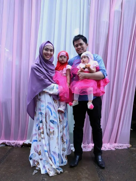 Anang dan Ashanty memilih tema konsep ulang tahun dengan karakter kartun Masha and The Bear. Terlihat hadir dalam acara itu, Oki Setiana Dewi beserta putri dan suaminya. (Nurwahyunan/Bintang.com)