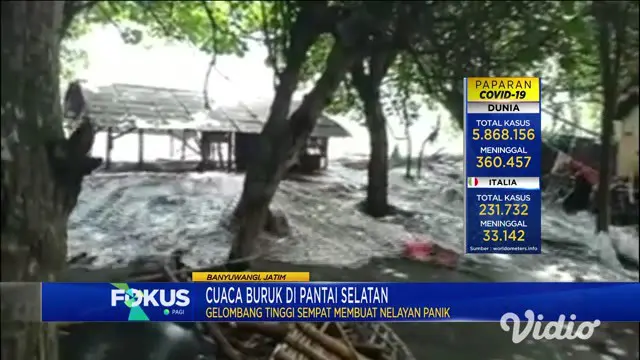 Air laut pasang menghantam pesisir pantai Pulau Merah, Kecamatan Pesanggaran, Banyuwangi, Jawa Timur. Gelombang tinggi sempat membuat nelayan yang ada di sekitar pantai panik.