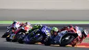 Pebalap Movistar Yamaha, Valentino Rossi, berusaha membalap pebalap Ducati, Jorge Lorenzo pada GP Aragon di Sirkuit Motorland, Alcaniz, Minggu (24/9/2017). Lorenzo finis ketiga dengan waktu 42 menit 8,844 detik. (AFP/Javier Soriano)