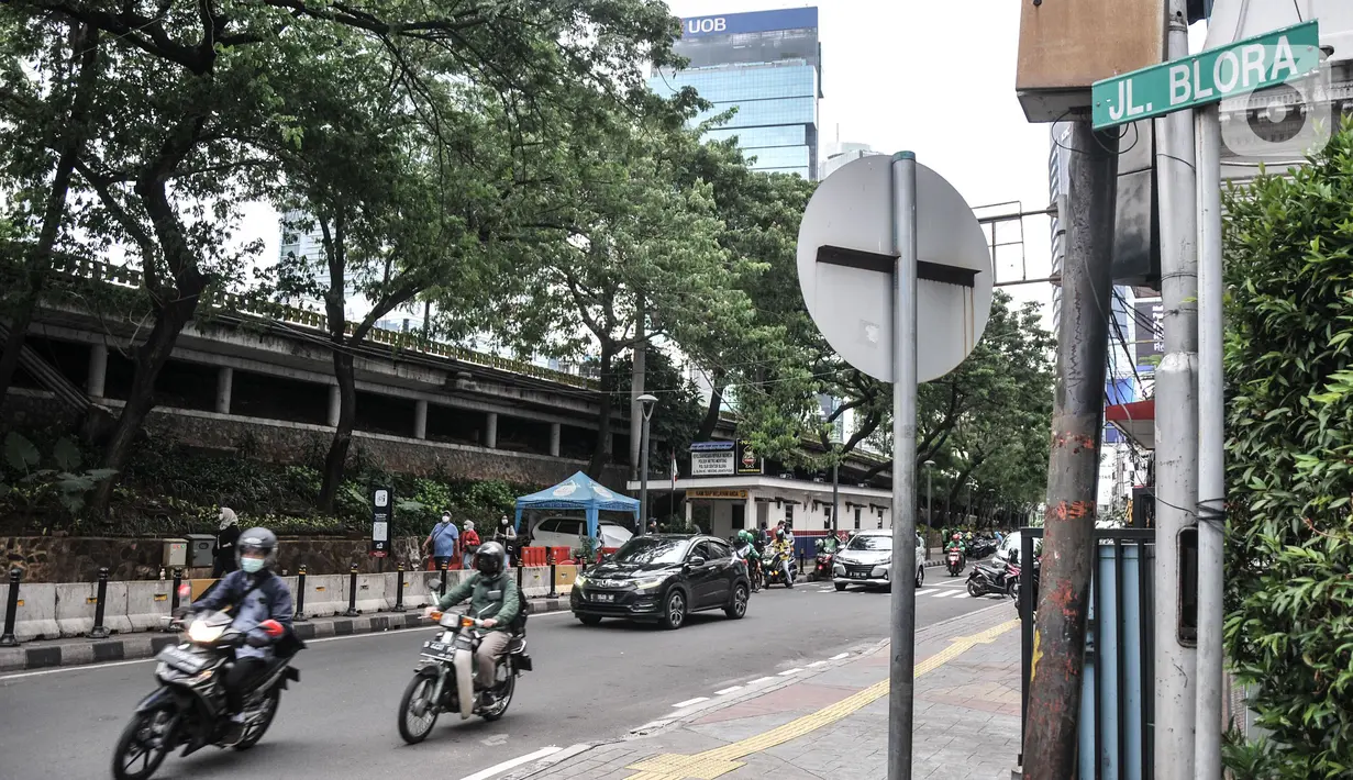 Pejalan kaki saat melintas di Jalan Blora, Jakarta Pusat, Senin (22/11/2021). Pemprov DKI Jakarta melalui Dinas Perhubungan berencana menjadikan Jalan Blora di depan Stasiun Sudirman sebagai kawasan zona rendah emisi yang saat ini sudah diterapkan di kawasan Kota Tua. (merdeka.com/Iqbal S. Nugroho)