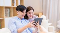 Ilustrasi sepasang kekasih sedang menatap layar smartphone. (Ryanking999/DepositPhotos.com)
