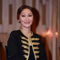 Ia menulis, "NO Party cukup sederhana saja kado doa dari suami-anakku dan doa dari orang-orang terkasih juga FBI aku semua ❤️ sudah cukup sangatlah indah.... I lov u all," tulis Inul sebagai keterangan foto. (Deki Prayoga/Bintang.com)