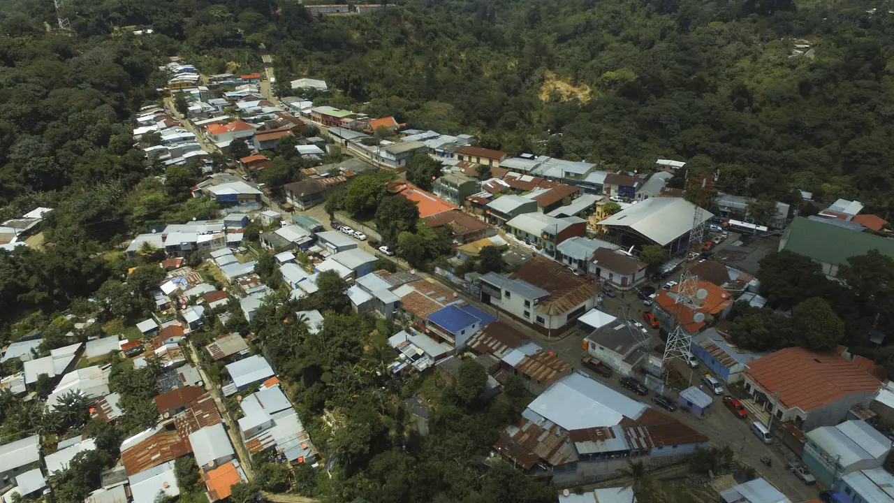 Di El Salvador, tentara mengepung kota untuk membasmi geng