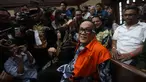 Para tersangka berasal dari berbagai posisi di jajaran Kemenaker dan perusahaan penyedia jasa K3. Tampak dalam foto, bekas Wakil Menteri Ketenagakerjaan, Immanuel Ebenezer sesaat sebelum mengikuti sidang lanjutan dugaan kasus pemerasan dalam pengurusan sertifikat K3 dimulai di Pengadilan Tindak Pidana Korupsi (Tipikor) Jakarta, Senin (2/2/2026). (Kapanlagi.com/Budy Santoso)