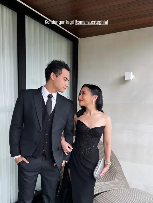 Saat menghadiri acara pernikahan, Omara dan Prilly tampil serasi dalam ansambel serba hitam. Omara memilih setelan jas hitam yang dipadukan dengan kemeja putih dan dasi hitam, menciptakan kesan formal dan klasik. Sementara itu, Prilly tampak anggun dalam tube dress dengan detail drapery pada bagian roknya, menambah kesan feminin dan elegan. [@prillylatucinnsina96].