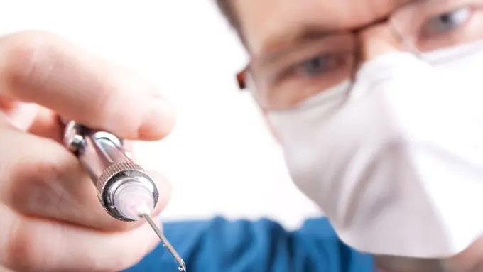 Hahaha, Cowok Tatoan di Thailand Mewek Saat Disuntik!