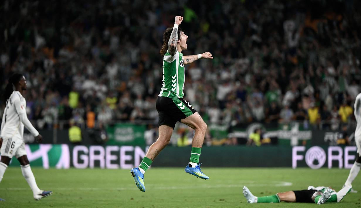 Sayangnya, skor 1-0 dengan keunggulan Real Madrid pupus saat laga memasuki menit injury time. Hector Bellerin sukses menjebol gawang Los Blancos pada menit ke-90+4. (AFP/Cristina Quicler)