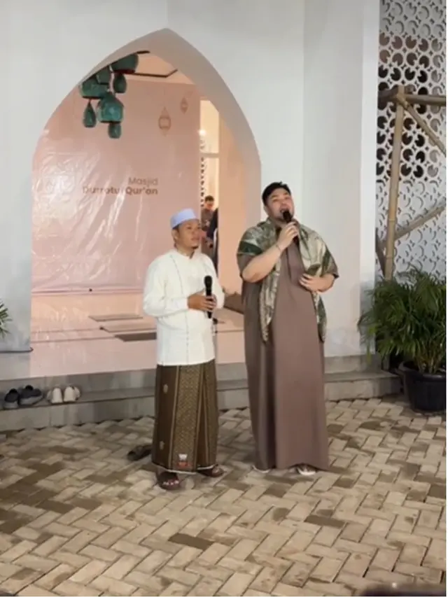 6 Potret Ivan Gunawan Resmikan Masjid di Pondok Cabe, Gelar Tarawih Perdana