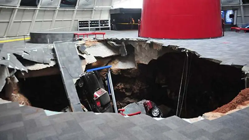 lubang-sinkhole-140213c.jpg