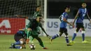 Gelandang PSMS Medan, Erwin Ramdani, saat pertandingan melawan PSM Makassar pada laga Piala Presiden di Stadion GBLA, Bandung, Selasa (16/1/2018). PSMS Medan menang 2-1 atas PSM Makassar. (Bola.com/M Iqbal Ichsan)