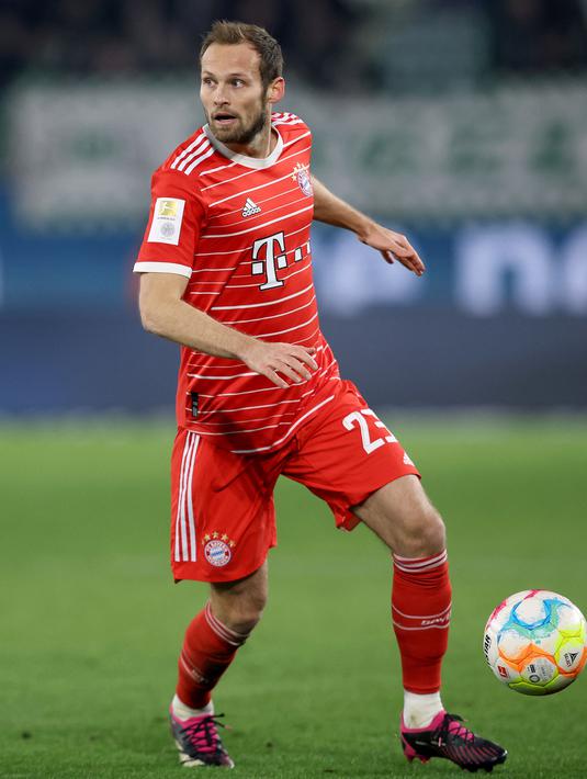 Pemain Bayern Munchen, Daley Blind menggiring bola pada laga lanjutan Liga Jerman 2022/2023 melawan VfL Wolfsburg yang berlangsung di Volkswagen Arena, Wolfsburg pada 5 Februari 2023. Blind sempat membela Manchester United pada 2014 saat direkrut dari Ajax Amsterdam dengan harga 12 juta euro. Ia sempat menghabiskan waktu empat tahun di MU sebelum kembali ke Ajax pada 2018. Kini, Daley Blind berseragam Bayern Munchen. (AFP/Ronny Hartmann)