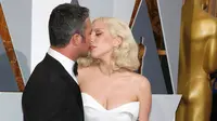 Lady Gaga dan tunangannya, Taylor Kinney saat di red carpet Piala Oscar 2016 (REUTERS/Adrees Latif)