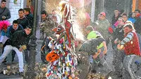 Sebuah festival unik dilakukan dengan menimpuki sosok 'hewan' menggunakan lobak.
