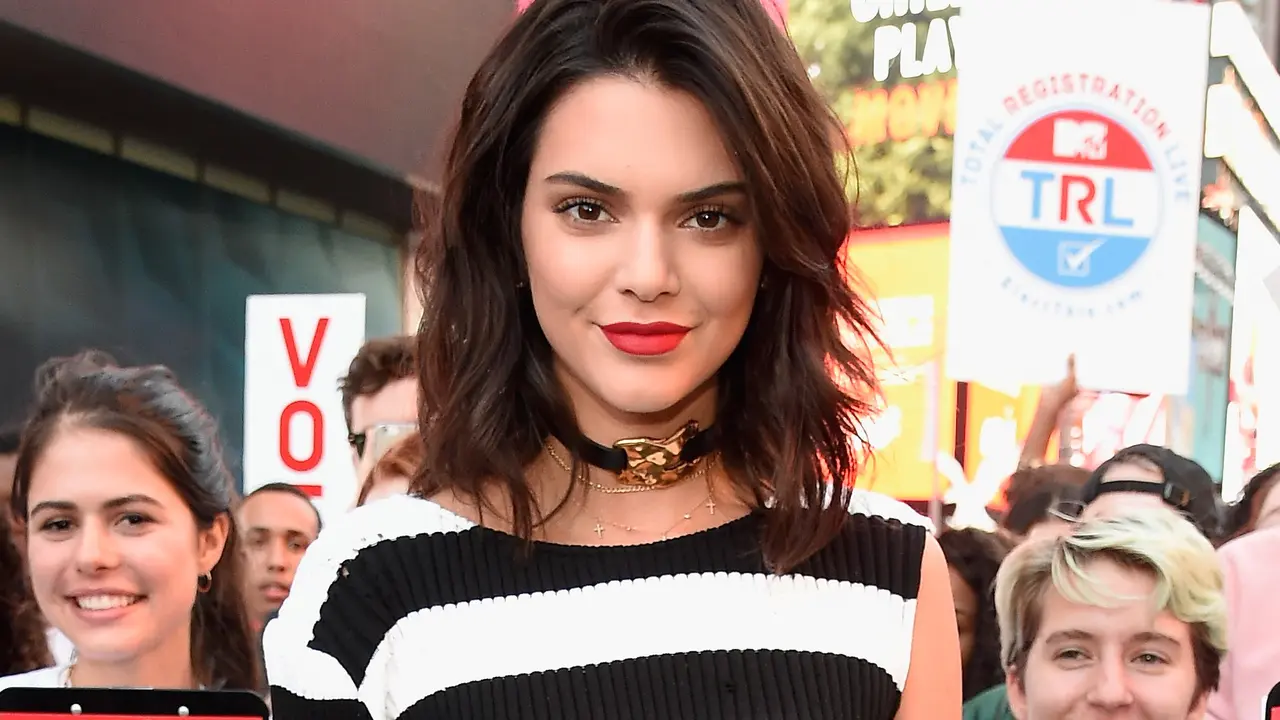 Kendall Jenner menggunakan cape blazer seperti Rihanna. (AFP/Bintang.com)