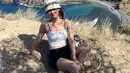 Berlibur ke Pulau Komodo, Gege Elisa tampil dengan spaggeti strap putih untuk atasan dipadukan celana pendek hitam. Ia tampil dengan bukcet hat putihnya. Credit: @gegeelisa94