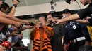 Beberapa kali Annas Maamun terlihat menutup wajah dan mengusap air matanya, Jakarta, (8/10/14). (Liputan6.com/Miftahul Hayat)