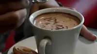 Kedai di Jember menyajikan minuman serba cokelat.