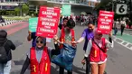 Relawan 'Operasi Semut' dari berbagai komunitas mengajak para pengunjung CFD untuk memungut sampah di Kawasan Bundaran HI, Jakarta, Minggu (19/2/2023). Aksi memungut sampah tersebut merupakan kampanye memperingati 'Hari Peduli Sampah Nasional dan Hari Bersih Indonesia 2023'. (Liputan6.com/Angga Yuniar)
