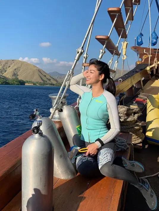 Sudah lengkap dengan segala perlengkapan untuk menyelam, tinggal menunggu sampai lokasi titik terjun. Karenina Sunny akan menyelam untuk menikmati pemandangan bawah laut. (Liputan6.com/IG/karenina_sunny)
