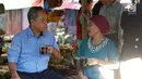 Calon gubernur Nusa Tenggara Timur (NTT) Benny K Harman sambil minum kopi mendengar curhatan pedagang di Kabupaten Timor Tengah Selatan, NTT, Senin (12/2). Pedagang tersebut mengeluhkan tingginya kredit pinjaman koperasi. (Liputan6.com/Pool/Dodi)