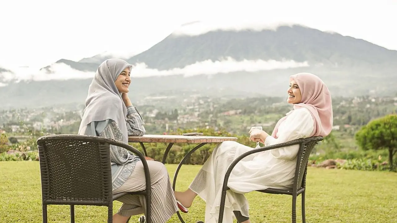 6 Momen Kebersamaan Zaskia dan Shireen Sungkar saat Liburan di Puncak, Nikmati Alam