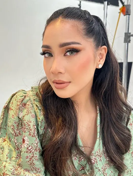 Dengan gaya rambut diikat setengah wave ala Ariana Grande. Hidung dan jawline terlihat begitu tegas.  [@tasyafarasya]