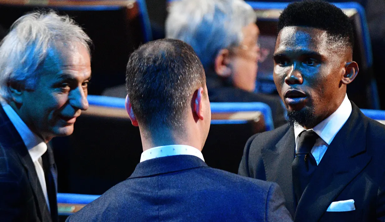 Mantan striker Kamerun, Samuel Eto'o, saat menghadiri Drawing Piala Dunia 2018 di Kremlin Palace, Jumat (1/12/2017). Acara tersebut dihadiri legenda sepak bola dunia. (AFP/Mladen Antonov)
