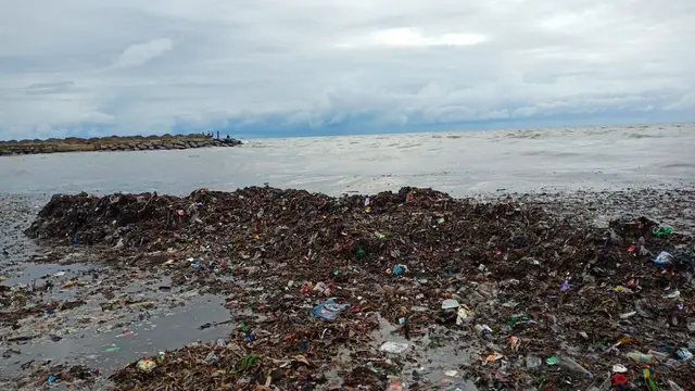 Sampah membuat Pantai Padang berair hitam dan layaknya tempat pembuangan. (Foto: Liputan6.com/ Novia Harlina)