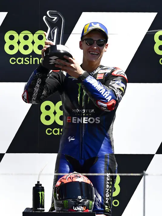 Pembalap Fabio Quartararo melakukan selebrasi usai memenangkan MotoGP Portugal di Sirkuit Algarve International dekat Portimao, Portugal, Minggu (18/4/2021). Fabio Quartararo menjadi juara dan merangsek ke urutan pertama klasemen sementara dengan total 61 poin. (AP Photo/Jose Breton)