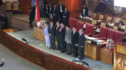 Ketua KPK terpilih periode 2019-2023, Firli Bahuri (tengah) bersama pimpinan KPK lainnya dan Ketua DPR RI saat saat rapat paripurna pengesahan pimpinan KPK terpilih di Kompleks Parlemen, Jakarta, Senin (16/9/2019). (Liputan6.com/Helmi Fithriansyah)