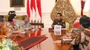 Presiden Joko Widodo (Jokowi) dan empat pimpinan KPK melakukan pertemuan di Istana Merdeka, Jakarta, Jumat (5/5). Pertemuan dengan Presiden merupakan permintaan dari pimpinan KPK untuk memberikan masukan kepada Jokowi. (Liputan6.com/Angga Yuniar)