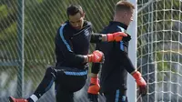 Dua kiper Barcelona, Claudio Bravo dan Marc-Andre ter Stegen. (AFP/Lluis Gene)