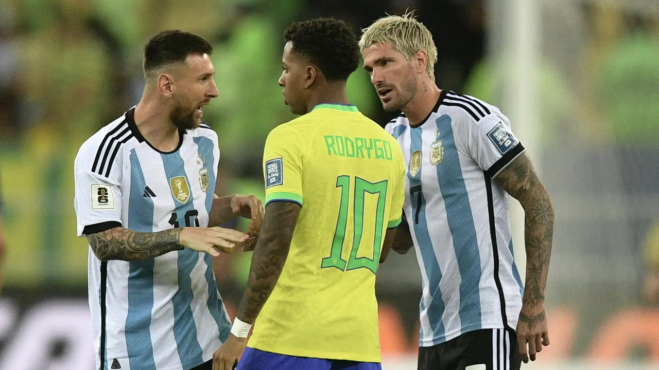 Foto: Momen Lionel Messi Kasih Paham ke Rodrygo saat Pertandingan Brasil Vs Argentina