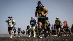 Sejumlah pelari berkompetisi pada stage pertama Marathon des Sables 2023 yang menempuh antara Jebel Irhs hingga Oued Tijekht di Gurun Sahara, Maroko, 24 April 2023. Ajang yang berlangsung dari 21 April hingga 1 Mei 2023 tersebut diikuti oleh 1200 pelari dan akan menempuh 250 km. (AFP/Jean-Philippe Ksiazek)