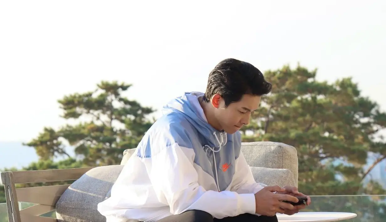 Bukan hanya mengumumkan terkait pernikahan saja. Namun, Song Joong Ki juga mengonfirmasi jika Katy Louise Saunders tengah mengandung. (Liputan6.com/IG/@hi_songjoongki)