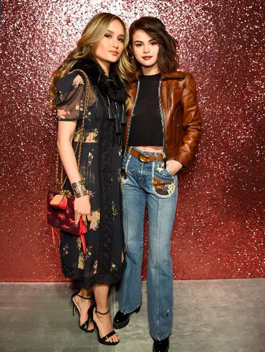 Terlihat dalam video di instastory Cinta, ia sedang berfoto bersama dengan Selena Gomez. Keduanya begitu akrab dan berbincang, meskipun hanya dalam waktu yang singkat.  (AFP/Dave Kotinsky)