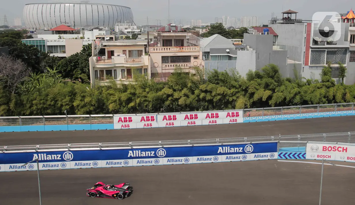 Pembalap Tim Nissan E.Dams, Sebastian Buemi memacu kecepatan mobil balapnya dalam kualifikasi ajang balap Formula E Jakarta di Jakarta International E-Prix Circuit (JIEC), Jakarta, Sabtu (4/6/2022). Pole position Formula E Jakarta 2022 diraih pembalap DS Techeetah Jean Eric Vergne  usai mengalahkan rekan setimnya Antonio Felix da Costa pada final babak kualifikasi Formula E 2022 Jakarta. (Liputan6.com/Herman Zakharia)