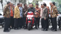 Presiden Joko Widodo (Jokowi) menjajal sepeda motor listrik Gesits di Istana Merdeka, Jakarta, Rabu (7/11). Uji dilakukan usai bertemu dengan seluruh pihak terkait didampingi Menristekdikti M. Nasir di istana. (Liputan6.com/Angga Yuniar)