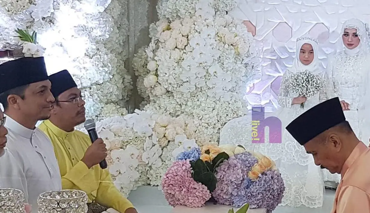Suasana saat prosesi pernikahan artis Laudya Cynthia Bella dengan Engku Emran. Kesabaran dan kebijaksanaan Bella dalam menghadapi setiap lika-liku kehidupan kini berbuah manis. (instagram/officialhlive)
