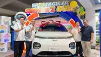 Dua Pelanggan Beruntung Bawa Pulang Mobil Listrik Wuling dari Electronic City