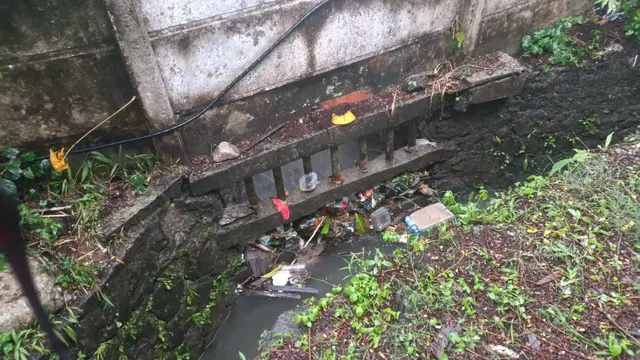 Proses evakuasi bocah 4 tahun yang tewas terseret arus di gorong-gorong Kampung Kaum Kidul, Desa Karangtengah, Kecamatan Cibadak, Kabupaten Sukabumi.