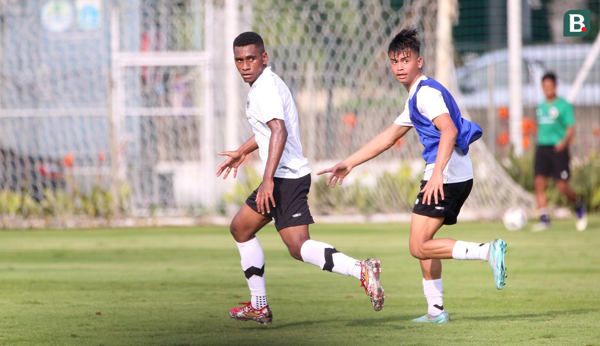 <p>Pemain Timnas Indonesia U-17, Aaron Liam Suitela (kanan) dan Muhammad Iqbal Gwijangge, mengikuti sesi latihan di Lapangan ABC, Senayan, Jakarta, Sabtu (15/7/2023). Latihan tersebut digelar guna persiapan menghadapi Piala Dunia U-17 yang akan digelar 10 November hingga 2 Desember 2023 di Indonesia. (Bola.com/Ikhwan Yanuar)</p>