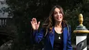 Ana de Armas melambaikan tangan saat tiba di dermaga Hotel Excelsior selama Venice Film Festival 2022 ke-79 di Lido di Venesia, Italia pada 7 September 2022. Dia tampak bersemangat ketika dia menyapa kerumunan penonton setelah turun dari taksi air. (AFP/Tiziana Fabi)